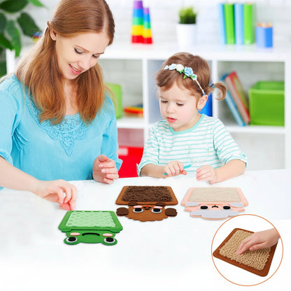 Madre e hija jugando con alfombrillas de diferentes texturas | Neuromart