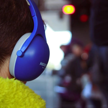 Niño llevando un casco antirruido de Mood | Neuromart