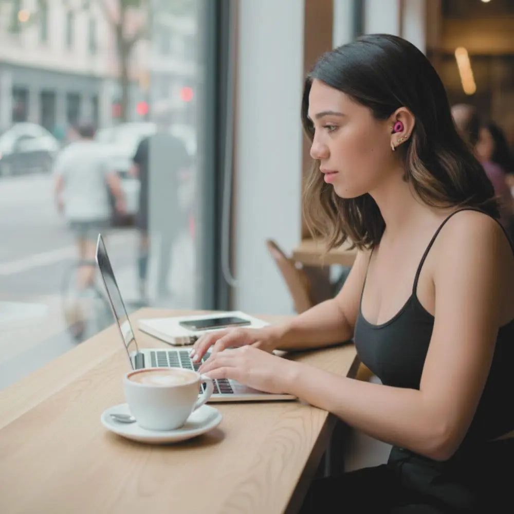 imagen de una chica trabajando en una cafetería con tapones Mood