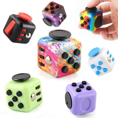 Imagen con varios dados de colores, juguete sensorial tipo fidget | Neuromart