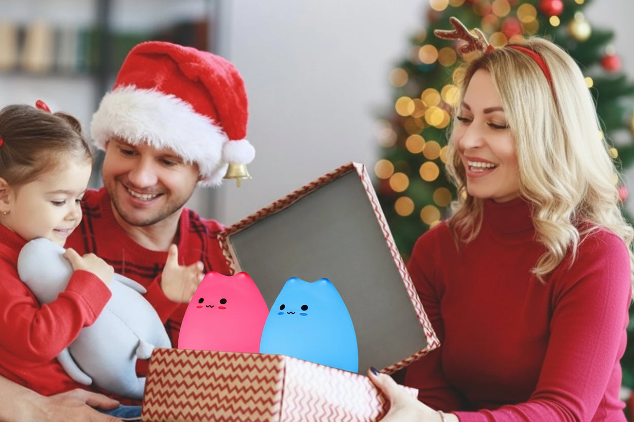 imagen de padres regalando una mini lampara | Neuromart