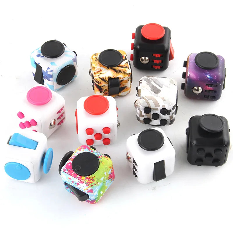 Imagen de varios dados desde arriba, juguete sensorial tipo fidget | Neuromart