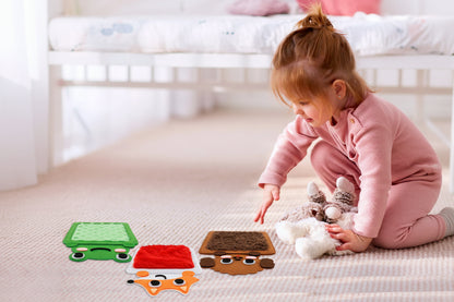 Imagen de una niña con alfombrillas de diferentes texturas | Neuromart