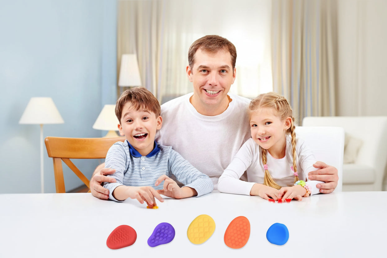 Imagen de padre e hijos con juguete sensorial con forma de piedra