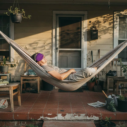 Persona durmiendo en una hamaca del jardin con un antifaz Blackout de Mood | Neuromart