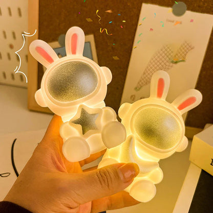 Lámpara LED nocturna con diseño de astronauta iluminada | Neuromart