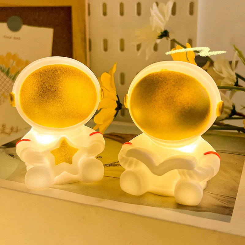 Lámpara LED nocturna con diseño de astronauta sostenida en mano | Neuromart