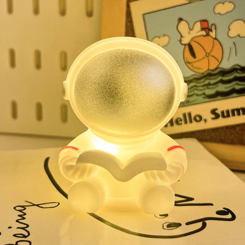 Lámpara LED nocturna con diseño de astronauta sobre escritorio | Neuromart