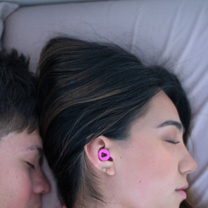 Chica durmiendo con tapones rosas de Mood | Neuromart